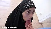 Арабская девушка отрабатывает аренду квартиры