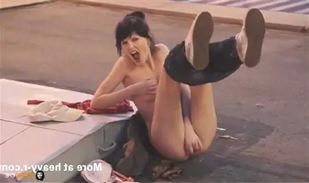 Голая пьяная девушка мастурбирует на улице