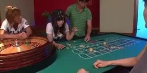 Групповой секс с азиаткой в казино