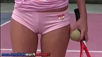 Малолетка мастурбирует после игры в теннис