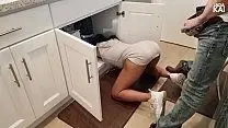 Молодая азиатка застряла на кухне