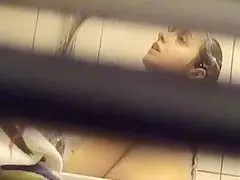 Молоденькая девочка принимала душ на работе и попалась на камеру