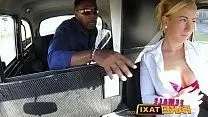 Негр просит секса у девушки водителя