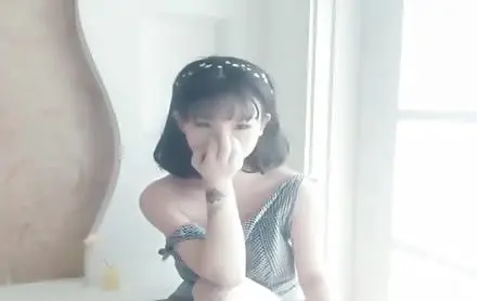 Очень сексуальная японочка раздевается перед вебкамерой