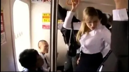 Ох и досталось этой блондинке в вагоне китайского метро