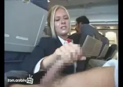 Похотливая стюардесса ублажает возбужденного пассажира