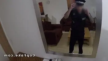 Полицейский склонил девушку к минету