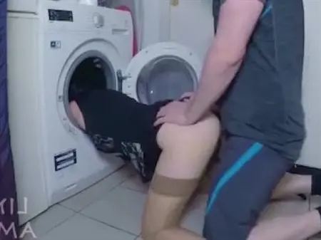 Порно ролик: Мужик вдул зрелой даме, застрявшей раком в стиральной машине