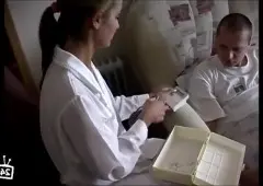 Развратник пациент пялит медсестру скорой помощи на кровати