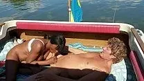 Секс в лодке с грудастой негритянкой