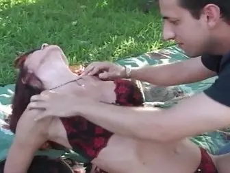 Смотреть порно: Милфа устроила парню на пикнике смачный десерт траха