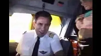 Стюардесса показала сиськи в кабине пилотов