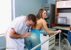 Врач реабилитолог помигает пациенту встать на ноги, используя бритую киску и рот